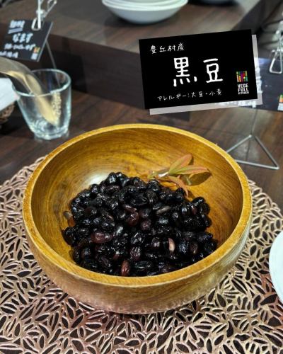 [Menu introduction]

"Toyooka Village Black Beans"

Black beans are a type of soybean
They are also called black soybeans or black edamame.

It is an auspicious item that is also used in New Year's dishes.
Black wards off evil spirits, and beans and "mame" (beans)
It also means "to live diligently" or "to work diligently."
Isn't it a familiar ingredient?

Black edamame can be harvested from around September,
If you use it for boiled beans
Dry in the fields until October or November
Until the pods change from green to brown and the fruit changes from green to purple to black
I'll wait patiently 🫛🫘

When you take the time to cultivate and cook it
It will also taste better ☺️

So that you can enjoy the broth until the very end,
We make it into jelly and serve it as a dessert.

🥗Vegetable producers
Black beans...Mibu-san, Fukuzawa-san

*The menu changes depending on the vegetables,
The menu items introduced may not be available the next day.Please acknowledge it.

✼••┈┈••✼••┈┈••✼••┈┈••✼••┈┈••✼
Vegeful Kitchen is
Fresh vegetables and fruits from Toyooka Village
A generous buffet-style meal
Vegetable Garden Buffet Restaurant
﹍ ﹍ ﹍ ﹍ ﹍ ﹍ ﹍ ﹍ ﹍
VEGE-FULL KITCHEN
﹉ ﹉ ﹉ ﹉ ﹉ ﹉ ﹉ ﹉ ﹉
We are the only store in Minami Shinshu certified by the Japan Vegetable Sommelier Association.

@Roadside Station Minami Shinshu Toyooka Marche
Nagano Prefecture, Shimoina District, Toyooka Village, Kamiina 12410
☎️0265-48-8063

#Vegetablefulkitchen
#VegetableBuffet
#Toyooka Marche Roadside Station
#Toyooka Village
#Japan Vegetable Sommelier Association Certified Store