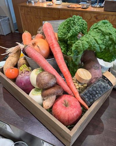 [Menu Introduction 1]

"Red and White Pickled Vegetables"

The red of the red carrot and the white of the radish create a festive red and white color combination ❤️🤍
A yuzu-scented dish perfect for the New Year!

Kintoki carrots are also called Kyoto carrots,
It is characterized by its bright red color
It is also often used in osechi and ozoni.
Rather than the orange-colored Western carrots we usually eat,
This is a soft and sweet oriental carrot.

2026 is the Year of the Horse🐴
Horses love carrots
It is said that the reason is "sweetness" 🥕✨
Carrots are in season in winter and are rich in carotene and are packed with nutrients.

🥗Vegetable producers
Kintoki carrots...students from Iida Special Needs School
Daikon radish...Hayashi-san
Yuzu...Mibu-san

*The menu changes daily depending on the vegetables we purchase,
The menu items introduced may not be available the next day.
Please acknowledge it.

✼••┈┈••✼••┈┈••✼••┈┈••✼••┈┈••✼
Vegeful Kitchen is
Fresh vegetables and fruits from Toyooka Village
A generous buffet-style meal
Vegetable Garden Buffet Restaurant
﹍ ﹍ ﹍ ﹍ ﹍ ﹍ ﹍ ﹍ ﹍
VEGE-FULL KITCHEN
﹉ ﹉ ﹉ ﹉ ﹉ ﹉ ﹉ ﹉ ﹉
We are the only store in Minami Shinshu certified by the Japan Vegetable Sommelier Association.

@Roadside Station Minami Shinshu Toyooka Marche
Nagano Prefecture, Shimoina District, Toyooka Village, Kamiina 12410
☎️0265-48-8063

#Vegetablefulkitchen
#VegetableBuffet
#Toyooka Marche Roadside Station
#Toyooka Village
#Japan Vegetable Sommelier Association Certified Store