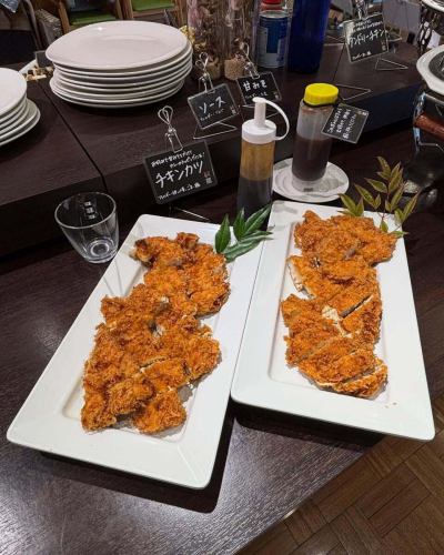 【2月営業カレンダー】

〈2/1訂正〉
3/4（水）は営業日です。
カレンダーの間違いです💦申し訳ございません。
3月の営業日は後日別の投稿で最新情報をご確認ください🙇

こんにちは！
ベジフルキッチンです🫜

大寒波の影響で
滅多に雪の降らない豊丘村でも
このところは雪が積もる日もあります☃️❄️
厳しい寒さで体調を崩されていないでしょうか？
どうぞご自愛くださいませ😌🌱

------------------
📣2月お休みのお知らせ
〇毎週火曜日、水曜日
3,4,9,10,17,18,24,25日

1月に引き続き冬季で野菜の種類や収穫量が減るため、
定休日を週２日に変更して営業してまいります❄️

団体様のご利用日は🚍マークが付いています。
詳細を確認したい場合はお電話でお問合せください。

お休み中、ベジフルキッチンのお電話へ
ご予約や問い合わせのご連絡をいただいても
対応出来かねますことご了承くださいませ。
定休日でもWeb予約なら24時間可能です！
------------------

ご不便をおかけいたしますが、
ご理解いただけますようお願いします。

旬の野菜・果物は
体の調子を整える効果が期待できます🥗
ぜひたっぷり野菜を食べにお越しください❗️
2月は節分👹とバレンタインデー💝
イベントに合わせたメニューもご用意する予定です！

📸背景写真のご紹介
🧑‍🌾長谷川さんの南天

「難を転じて福となす」縁起のいい植物として
お料理のあしらいに使用されています🌿
ちょうど実がなる時期が12～1月ごろで、
お正月飾りやおせち料理によく使われていますね❣️

ただ、南天の実には毒があり
過剰摂取すると中毒症状を引き起こします☠️
一方で生薬としては鎮痛・殺菌作用など
有効成分があるとされて
のど飴に配合されていることもあります。
この防腐・殺菌作用を活用して
お料理のあしらいに使用されるようになったとも言います🌱

南信州は南天の生産がさかんな地域で、
中山間地域で特に
時期になると真っ赤な圃場の様子を見ることができます。
冬枯れのなか、赤い実が鮮やかに見えますよ❤️

✼••┈┈••✼••┈┈••✼••┈┈••✼••┈┈••✼ 
ベジフルキッチンは
 豊丘村の新鮮な野菜や果物が 
たっぷり取れるビュッフェスタイルの 
菜園ビュッフェレストラン 
﹍ ﹍ ﹍ ﹍ ﹍ ﹍ ﹍ ﹍ ﹍ 
ベジフルキッチン VEGE-FULL KITCHEN 
﹉ ﹉ ﹉ ﹉ ﹉ ﹉ ﹉ ﹉ ﹉ 
南信州唯一の日本野菜ソムリエ協会認定店です🥗

@道の駅南信州とよおかマルシェ 
長野県下伊那郡豊丘村神稲12410 
☎️0265-48-8063

#ベジフルキッチン
#野菜ビュッフェ
#道の駅とよおかマルシェ
#豊丘村
#日本野菜ソムリエ協会認定店