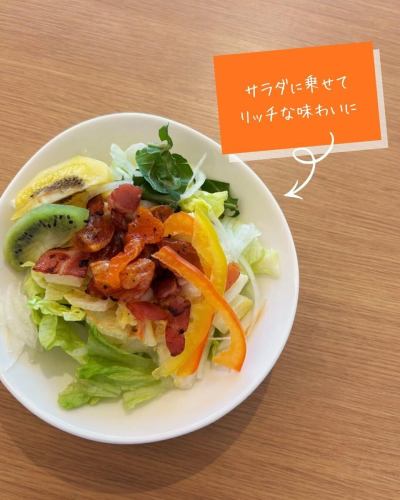 【メニュー紹介】

『豊丘村産　市田柿』

南信州を代表する特産品🧡
きめ細かい白い粉をまとい、
鮮やかなあめ色の果肉に仕上がる
品のある姿と一口大で食べやすい大きさ、
もっちりとした食感と
上品な甘さが特徴です。
（引用:JAみなみ信州）

11月下旬から出荷が始まり、
3月ごろまで出回っています。

栽培の歴史はなんと500年以上！
ベジフルキッチンのある豊丘村が位置する
中央アルプスと南アルプスに挟まれた
「伊那谷」は中央に天竜川が流れています。
晩秋の天竜川の川霧が市田柿には欠かせません🌫️🍂
自然の恵みをいただいています✨

そのまま食べても十分美味しいですが…
ベジフルキッチンではアレンジレシピも
ご用意しています！
カリッと焼いたベーコンと
細かく刻んだ市田柿をオリーブオイルで和えて
お好みの味にするだけ❗️
サラダのトッピングにとってもおすすめです🥗

ぜひ、一度食べてみて
気に入っていただけたらお家でも簡単に
作っていただけるアレンジですよ♪☺️

ランチではお出しできていませんが、
クリームチーズにも合います🧀

🥗野菜…生産者
市田柿…福澤さん

※野菜に合わせてメニューは変わるため、
ご紹介したメニューが翌日は無い可能性もございます。
ご了承くださいませ。

✼••┈┈••✼••┈┈••✼••┈┈••✼••┈┈••✼ 
ベジフルキッチンは
 豊丘村の新鮮な野菜や果物が 
たっぷり取れるビュッフェスタイルの 
菜園ビュッフェレストラン 
﹍ ﹍ ﹍ ﹍ ﹍ ﹍ ﹍ ﹍ ﹍ 
ベジフルキッチン VEGE-FULL KITCHEN 
﹉ ﹉ ﹉ ﹉ ﹉ ﹉ ﹉ ﹉ ﹉ 
南信州唯一の日本野菜ソムリエ協会認定店です🥗

@道の駅南信州とよおかマルシェ 
長野県下伊那郡豊丘村神稲12410 
☎️0265-48-8063

#ベジフルキッチン
#野菜ビュッフェ
#道の駅とよおかマルシェ
#豊丘村
#日本野菜ソムリエ協会認定店