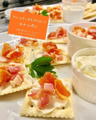 【メニュー紹介】

『豊丘村産　市田柿』

南信州を代表する特産品🧡
きめ細かい白い粉をまとい、
鮮やかなあめ色の果肉に仕上がる
品のある姿と一口大で食べやすい大きさ、
もっちりとした食感と
上品な甘さが特徴です。
（引用:JAみなみ信州）

11月下旬から出荷が始まり、
3月ごろまで出回っています。

栽培の歴史はなんと500年以上！
ベジフルキッチンのある豊丘村が位置する
中央アルプスと南アルプスに挟まれた
「伊那谷」は中央に天竜川が流れています。
晩秋の天竜川の川霧が市田柿には欠かせません🌫️🍂
自然の恵みをいただいています✨

そのまま食べても十分美味しいですが…
ベジフルキッチンではアレンジレシピも
ご用意しています！
カリッと焼いたベーコンと
細かく刻んだ市田柿をオリーブオイルで和えて
お好みの味にするだけ❗️
サラダのトッピングにとってもおすすめです🥗

ぜひ、一度食べてみて
気に入っていただけたらお家でも簡単に
作っていただけるアレンジですよ♪☺️

ランチではお出しできていませんが、
クリームチーズにも合います🧀

🥗野菜…生産者
市田柿…福澤さん

※野菜に合わせてメニューは変わるため、
ご紹介したメニューが翌日は無い可能性もございます。
ご了承くださいませ。

✼••┈┈••✼••┈┈••✼••┈┈••✼••┈┈••✼ 
ベジフルキッチンは
 豊丘村の新鮮な野菜や果物が 
たっぷり取れるビュッフェスタイルの 
菜園ビュッフェレストラン 
﹍ ﹍ ﹍ ﹍ ﹍ ﹍ ﹍ ﹍ ﹍ 
ベジフルキッチン VEGE-FULL KITCHEN 
﹉ ﹉ ﹉ ﹉ ﹉ ﹉ ﹉ ﹉ ﹉ 
南信州唯一の日本野菜ソムリエ協会認定店です🥗

@道の駅南信州とよおかマルシェ 
長野県下伊那郡豊丘村神稲12410 
☎️0265-48-8063

#ベジフルキッチン
#野菜ビュッフェ
#道の駅とよおかマルシェ
#豊丘村
#日本野菜ソムリエ協会認定店