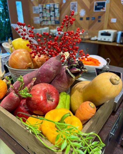 【2月営業カレンダー】

〈2/1訂正〉
3/4（水）は営業日です。
カレンダーの間違いです💦申し訳ございません。
3月の営業日は後日別の投稿で最新情報をご確認ください🙇

こんにちは！
ベジフルキッチンです🫜

大寒波の影響で
滅多に雪の降らない豊丘村でも
このところは雪が積もる日もあります☃️❄️
厳しい寒さで体調を崩されていないでしょうか？
どうぞご自愛くださいませ😌🌱

------------------
📣2月お休みのお知らせ
〇毎週火曜日、水曜日
3,4,9,10,17,18,24,25日

1月に引き続き冬季で野菜の種類や収穫量が減るため、
定休日を週２日に変更して営業してまいります❄️

団体様のご利用日は🚍マークが付いています。
詳細を確認したい場合はお電話でお問合せください。

お休み中、ベジフルキッチンのお電話へ
ご予約や問い合わせのご連絡をいただいても
対応出来かねますことご了承くださいませ。
定休日でもWeb予約なら24時間可能です！
------------------

ご不便をおかけいたしますが、
ご理解いただけますようお願いします。

旬の野菜・果物は
体の調子を整える効果が期待できます🥗
ぜひたっぷり野菜を食べにお越しください❗️
2月は節分👹とバレンタインデー💝
イベントに合わせたメニューもご用意する予定です！

📸背景写真のご紹介
🧑‍🌾長谷川さんの南天

「難を転じて福となす」縁起のいい植物として
お料理のあしらいに使用されています🌿
ちょうど実がなる時期が12～1月ごろで、
お正月飾りやおせち料理によく使われていますね❣️

ただ、南天の実には毒があり
過剰摂取すると中毒症状を引き起こします☠️
一方で生薬としては鎮痛・殺菌作用など
有効成分があるとされて
のど飴に配合されていることもあります。
この防腐・殺菌作用を活用して
お料理のあしらいに使用されるようになったとも言います🌱

南信州は南天の生産がさかんな地域で、
中山間地域で特に
時期になると真っ赤な圃場の様子を見ることができます。
冬枯れのなか、赤い実が鮮やかに見えますよ❤️

✼••┈┈••✼••┈┈••✼••┈┈••✼••┈┈••✼ 
ベジフルキッチンは
 豊丘村の新鮮な野菜や果物が 
たっぷり取れるビュッフェスタイルの 
菜園ビュッフェレストラン 
﹍ ﹍ ﹍ ﹍ ﹍ ﹍ ﹍ ﹍ ﹍ 
ベジフルキッチン VEGE-FULL KITCHEN 
﹉ ﹉ ﹉ ﹉ ﹉ ﹉ ﹉ ﹉ ﹉ 
南信州唯一の日本野菜ソムリエ協会認定店です🥗

@道の駅南信州とよおかマルシェ 
長野県下伊那郡豊丘村神稲12410 
☎️0265-48-8063

#ベジフルキッチン
#野菜ビュッフェ
#道の駅とよおかマルシェ
#豊丘村
#日本野菜ソムリエ協会認定店