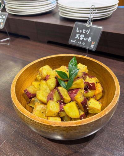 【2月営業カレンダー】

〈2/1訂正〉
3/4（水）は営業日です。
カレンダーの間違いです💦申し訳ございません。
3月の営業日は後日別の投稿で最新情報をご確認ください🙇

こんにちは！
ベジフルキッチンです🫜

大寒波の影響で
滅多に雪の降らない豊丘村でも
このところは雪が積もる日もあります☃️❄️
厳しい寒さで体調を崩されていないでしょうか？
どうぞご自愛くださいませ😌🌱

------------------
📣2月お休みのお知らせ
〇毎週火曜日、水曜日
3,4,9,10,17,18,24,25日

1月に引き続き冬季で野菜の種類や収穫量が減るため、
定休日を週２日に変更して営業してまいります❄️

団体様のご利用日は🚍マークが付いています。
詳細を確認したい場合はお電話でお問合せください。

お休み中、ベジフルキッチンのお電話へ
ご予約や問い合わせのご連絡をいただいても
対応出来かねますことご了承くださいませ。
定休日でもWeb予約なら24時間可能です！
------------------

ご不便をおかけいたしますが、
ご理解いただけますようお願いします。

旬の野菜・果物は
体の調子を整える効果が期待できます🥗
ぜひたっぷり野菜を食べにお越しください❗️
2月は節分👹とバレンタインデー💝
イベントに合わせたメニューもご用意する予定です！

📸背景写真のご紹介
🧑‍🌾長谷川さんの南天

「難を転じて福となす」縁起のいい植物として
お料理のあしらいに使用されています🌿
ちょうど実がなる時期が12～1月ごろで、
お正月飾りやおせち料理によく使われていますね❣️

ただ、南天の実には毒があり
過剰摂取すると中毒症状を引き起こします☠️
一方で生薬としては鎮痛・殺菌作用など
有効成分があるとされて
のど飴に配合されていることもあります。
この防腐・殺菌作用を活用して
お料理のあしらいに使用されるようになったとも言います🌱

南信州は南天の生産がさかんな地域で、
中山間地域で特に
時期になると真っ赤な圃場の様子を見ることができます。
冬枯れのなか、赤い実が鮮やかに見えますよ❤️

✼••┈┈••✼••┈┈••✼••┈┈••✼••┈┈••✼ 
ベジフルキッチンは
 豊丘村の新鮮な野菜や果物が 
たっぷり取れるビュッフェスタイルの 
菜園ビュッフェレストラン 
﹍ ﹍ ﹍ ﹍ ﹍ ﹍ ﹍ ﹍ ﹍ 
ベジフルキッチン VEGE-FULL KITCHEN 
﹉ ﹉ ﹉ ﹉ ﹉ ﹉ ﹉ ﹉ ﹉ 
南信州唯一の日本野菜ソムリエ協会認定店です🥗

@道の駅南信州とよおかマルシェ 
長野県下伊那郡豊丘村神稲12410 
☎️0265-48-8063

#ベジフルキッチン
#野菜ビュッフェ
#道の駅とよおかマルシェ
#豊丘村
#日本野菜ソムリエ協会認定店