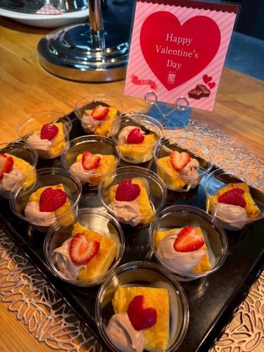 【バレンタイン特別メニュー】

こんばんは！
ベジフルキッチンです❣️

2/13(金)〜本日まで
バレンタイン特別メニューをご用意していました🎀

チョコ尽くしのデザート・ピザと
ハートの型抜き野菜を飾ったお料理など
お楽しみいただけたでしょうか？？💝

ガトーショコラやチョコパウンドケーキは
店長こだわりのレシピです🍫
普段のデザートに提供している色々なパウンドケーキも
すべて自家製ですよ✨

スタッフからの日頃の感謝と愛が
お客様に届いていたら嬉しいです🥰

ご来店誠にありがとうございました！

🥗野菜（🧑‍🌾生産者）
いちご（宮下さん、林さん）

✼••┈┈••✼••┈┈••✼••┈┈••✼••┈┈••✼ 
ベジフルキッチンは
 豊丘村の新鮮な野菜や果物が 
たっぷり取れるビュッフェスタイルの 
菜園ビュッフェレストラン 
﹍ ﹍ ﹍ ﹍ ﹍ ﹍ ﹍ ﹍ ﹍ 
ベジフルキッチン VEGE-FULL KITCHEN 
﹉ ﹉ ﹉ ﹉ ﹉ ﹉ ﹉ ﹉ ﹉ 
南信州唯一の日本野菜ソムリエ協会認定店です🥗

@道の駅南信州とよおかマルシェ 
長野県下伊那郡豊丘村神稲12410 
☎️0265-48-8063

#ベジフルキッチン
#野菜ビュッフェ
#道の駅とよおかマルシェ
#豊丘村
#日本野菜ソムリエ協会認定店