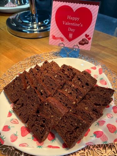 【バレンタイン特別メニュー】

こんばんは！
ベジフルキッチンです❣️

2/13(金)〜本日まで
バレンタイン特別メニューをご用意していました🎀

チョコ尽くしのデザート・ピザと
ハートの型抜き野菜を飾ったお料理など
お楽しみいただけたでしょうか？？💝

ガトーショコラやチョコパウンドケーキは
店長こだわりのレシピです🍫
普段のデザートに提供している色々なパウンドケーキも
すべて自家製ですよ✨

スタッフからの日頃の感謝と愛が
お客様に届いていたら嬉しいです🥰

ご来店誠にありがとうございました！

🥗野菜（🧑‍🌾生産者）
いちご（宮下さん、林さん）

✼••┈┈••✼••┈┈••✼••┈┈••✼••┈┈••✼ 
ベジフルキッチンは
 豊丘村の新鮮な野菜や果物が 
たっぷり取れるビュッフェスタイルの 
菜園ビュッフェレストラン 
﹍ ﹍ ﹍ ﹍ ﹍ ﹍ ﹍ ﹍ ﹍ 
ベジフルキッチン VEGE-FULL KITCHEN 
﹉ ﹉ ﹉ ﹉ ﹉ ﹉ ﹉ ﹉ ﹉ 
南信州唯一の日本野菜ソムリエ協会認定店です🥗

@道の駅南信州とよおかマルシェ 
長野県下伊那郡豊丘村神稲12410 
☎️0265-48-8063

#ベジフルキッチン
#野菜ビュッフェ
#道の駅とよおかマルシェ
#豊丘村
#日本野菜ソムリエ協会認定店