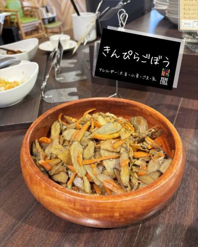 【メニュー紹介】

『きんぴらごぼう』
『揚げごぼうと鶏肉の甘辛炒め』

独特の香りと歯応えを楽しむ
旬の野菜　ごぼう

地面にしっかり根を張っている様子から
縁起物としても知られています🌸

1mほど地中に伸びたごぼうの収穫はとても重労働で、
折らないように掘り上げる繊細さも求められます🪏

食物繊維が野菜の中でも
トップクラスに含まれていて、
便秘の解消や腸内環境を整える効果がありますよ✨
また、動脈硬化やがん予防にも
有効と言われています！

うまみやごぼう特有の香りは
皮に含まれているので、
泥や汚れは洗い流す必要がありますが、
たわしや包丁の背でこそげ落とす程度にして
料理に使ってください♪

🥗野菜（🧑‍🌾生産者）
ごぼう（アンサンブル会さん）

✼••┈┈••✼••┈┈••✼••┈┈••✼••┈┈••✼ 
ベジフルキッチンは
 豊丘村の新鮮な野菜や果物が 
たっぷり取れるビュッフェスタイルの 
菜園ビュッフェレストラン 
﹍ ﹍ ﹍ ﹍ ﹍ ﹍ ﹍ ﹍ ﹍ 
ベジフルキッチン VEGE-FULL KITCHEN 
﹉ ﹉ ﹉ ﹉ ﹉ ﹉ ﹉ ﹉ ﹉ 
南信州唯一の日本野菜ソムリエ協会認定店です🥗

@道の駅南信州とよおかマルシェ 
長野県下伊那郡豊丘村神稲12410 
☎️0265-48-8063

#ベジフルキッチン
#野菜ビュッフェ
#道の駅とよおかマルシェ
#豊丘村
#日本野菜ソムリエ協会認定店