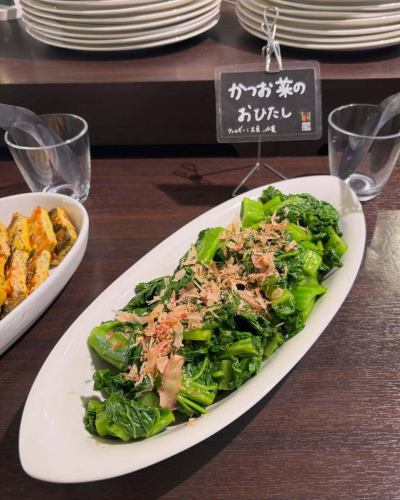 【節分特別メニュー紹介】

『野菜巻き寿司』

2/3(火)は節分！👹🌱🫘
春はもう少しですね🌸

当日は定休日のため、
1/31(土)、2/1(日)、2/2(月)の3日間
節分特別メニューをご用意しています♪

恵方巻きはご家庭で食べる方も近年は多いと思い、
ベジフルキッチンらしい節分メニューになるよう
このメニューを考えました😊

のりの代わりは“かつお菜”
出汁で煮た しいたけ に
春を感じる なずな と
卵、桜でんぶを巻いています🌀

✅かつお菜とは…❓
アブラナ科カラシナ類の野菜
福岡県の博多伝統野菜です🥬
凹凸があり、30〜40cmほどの大きさになる葉が
特徴的です。
また、鰹（かつお）出汁がいらないほど
旨みがたっぷりで、
その名前の由来になったとも言われます。

漢字で書くと「勝男菜」
縁起のいい野菜で、
博多ではお雑煮にも欠かせない野菜ですよ✨
おひたしで食べるのもオススメです！

野菜巻き寿司のご提供は明日まで❣️
ぜひご賞味ください😋

🥗野菜…生産者
かつお菜…林さん
しいたけ…尾花さん
なずな…松下さん

✼••┈┈••✼••┈┈••✼••┈┈••✼••┈┈••✼ 
ベジフルキッチンは
 豊丘村の新鮮な野菜や果物が 
たっぷり取れるビュッフェスタイルの 
菜園ビュッフェレストラン 
﹍ ﹍ ﹍ ﹍ ﹍ ﹍ ﹍ ﹍ ﹍ 
ベジフルキッチン VEGE-FULL KITCHEN 
﹉ ﹉ ﹉ ﹉ ﹉ ﹉ ﹉ ﹉ ﹉ 
南信州唯一の日本野菜ソムリエ協会認定店です🥗

@道の駅南信州とよおかマルシェ 
長野県下伊那郡豊丘村神稲12410 
☎️0265-48-8063

#ベジフルキッチン
#野菜ビュッフェ
#道の駅とよおかマルシェ
#豊丘村
#日本野菜ソムリエ協会認定店