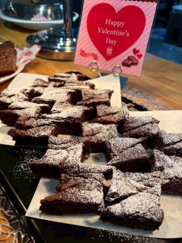 【情人节特餐】

晚上好！
这是一个满是蔬菜的厨房！

2月13日（星期五） - 今天
我们为您准备了特别的情人节菜单🎀

巧克力馅甜点披萨和
用心形蔬菜装饰的菜肴
你喜欢吗？💝

巧克力蛋糕和巧克力磅蛋糕
这是主厨的独家秘方🍫
我们也提供各种磅蛋糕作为甜点。
全部都是自制的✨

员工们每日的感激和爱
很高兴你收到了🥰

非常感谢您的光临！

🥗蔬菜（🧑‍🌾生产者）
草莓（宫下同学、林同学）

✼••┈••✼••┈┈••┈•✼••┈┈••✼••┈┈••✼••┈┈••✼
蔬菜齐全的厨房
丰冈村的新鲜蔬菜和水果
自助餐样式丰富
菜园自助餐厅
﹍﹍﹍﹍﹍﹍﹍﹍﹍
蔬菜齐全的厨房
﹉﹉﹉﹉﹉﹉﹉﹉﹉
我们是南信州唯一一家获得日本蔬菜侍酒师协会认证的商店。

@道之站南新州丰冈Marche
长野县下伊那郡丰冈村上根12410
☎️0265-48-8063

#蔬菜厨房
#蔬菜自助餐
#丰冈马尔凯路边站
#丰冈村
#日本蔬菜侍酒师协会认证店铺