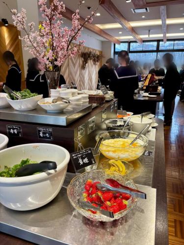 Congratulations on your graduation! 🌸
Yesterday, after the graduation ceremony for the third-year students of Toyooka Junior High School,
The venue was reserved exclusively for our guests 🌸
Thank you for choosing our restaurant on such a celebratory day.
I'm so glad you used our service! ☺️
The staff also put their heart and soul into celebrating,
We provided excellent hospitality!
Guests can enjoy chatting with friends while getting their food,
The time spent eating until we were full and savoring the afterglow,
I hope this has become a part of your memorable milestones 🌸
Thank you very much for visiting us!
The rest of my life
May it be filled with happiness ✨
🥗Vegetables (🧑🌾Producers)
Keio Cherry Blossoms (Mr. Suganuma from Toyooka Village, Mr. Ogura from Matsukawa Town)
*To protect personal information, some parts of the photos have been edited so that faces are not recognizable.
✼••┈┈••✼••┈┈••✼••┈┈••✼••┈┈••✼
Vegeful Kitchen is
Fresh vegetables and fruits from Toyooka Village
A generous buffet-style meal
Vegetable Garden Buffet Restaurant
﹍ ﹍ ﹍ ﹍ ﹍ ﹍ ﹍ ﹍ ﹍
VEGE-FULL KITCHEN
﹉ ﹉ ﹉ ﹉ ﹉ ﹉ ﹉ ﹉ ﹉
We are the only store in Minami Shinshu certified by the Japan Vegetable Sommelier Association.
@Roadside Station Minami Shinshu Toyooka Marche
Nagano Prefecture, Shimoina District, Toyooka Village, Kamiina 12410
☎️0265-48-8063
#Vegetablefulkitchen
#VegetableBuffet
#Toyooka Marche Roadside Station
#Toyooka Village
#Japan Vegetable Sommelier Association Certified Store