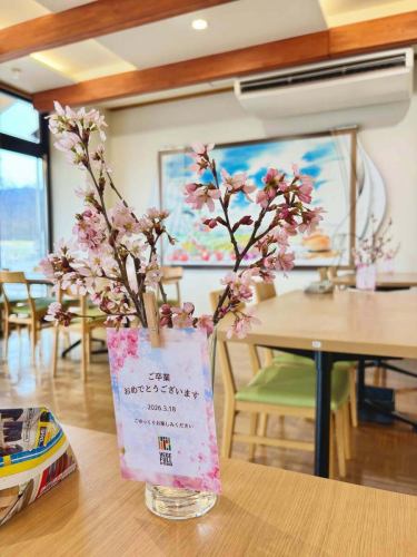 恭喜你毕业！🌸

昨天，在丰冈初中三年级学生毕业典礼结束后，
场地已全部预留给我们的宾客🌸

感谢您在如此喜庆的日子选择光临我们的餐厅。
很高兴您使用了我们的服务！☺️
工作人员也倾注了全部心血来庆祝。
我们提供了非常优质的款待！

客人可以在用餐的同时与朋友聊天。
我们吃得饱饱的，然后享受着餐后余韵。
希望这能成为你人生中值得纪念的里程碑之一🌸

非常感谢您的光临！
我余生
愿它充满幸福✨

🥗蔬菜（🧑‍🌾生产者）
京王樱花（丰冈村菅沼先生、松川町小仓先生）

*为了保护个人信息，照片的某些部分经过编辑，使人脸无法辨认。

✼••┈••✼••┈┈••┈•✼••┈┈••✼••┈┈••✼••┈┈••✼
蔬菜齐全的厨房
丰冈村的新鲜蔬菜和水果
自助餐样式丰富
菜园自助餐厅
﹍﹍﹍﹍﹍﹍﹍﹍﹍
蔬菜齐全的厨房
﹉﹉﹉﹉﹉﹉﹉﹉﹉
我们是南信州唯一一家获得日本蔬菜侍酒师协会认证的商店。

@道之站南新州丰冈Marche
长野县下伊那郡丰冈村上根12410
☎️0265-48-8063

#蔬菜厨房
#蔬菜自助餐
#丰冈马尔凯路边站
#丰冈村
#日本蔬菜侍酒师协会认证店铺