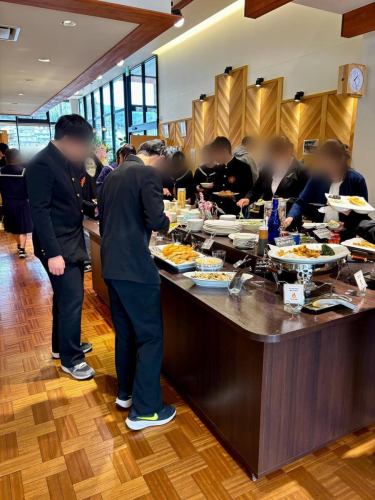 恭喜你毕业！🌸

昨天，在丰冈初中三年级学生毕业典礼结束后，
场地已全部预留给我们的宾客🌸

感谢您在如此喜庆的日子选择光临我们的餐厅。
很高兴您使用了我们的服务！☺️
工作人员也倾注了全部心血来庆祝。
我们提供了非常优质的款待！

客人可以在用餐的同时与朋友聊天。
我们吃得饱饱的，然后享受着餐后余韵。
希望这能成为你人生中值得纪念的里程碑之一🌸

非常感谢您的光临！
我余生
愿它充满幸福✨

🥗蔬菜（🧑‍🌾生产者）
京王樱花（丰冈村菅沼先生、松川町小仓先生）

*为了保护个人信息，照片的某些部分经过编辑，使人脸无法辨认。

✼••┈••✼••┈┈••┈•✼••┈┈••✼••┈┈••✼••┈┈••✼
蔬菜齐全的厨房
丰冈村的新鲜蔬菜和水果
自助餐样式丰富
菜园自助餐厅
﹍﹍﹍﹍﹍﹍﹍﹍﹍
蔬菜齐全的厨房
﹉﹉﹉﹉﹉﹉﹉﹉﹉
我们是南信州唯一一家获得日本蔬菜侍酒师协会认证的商店。

@道之站南新州丰冈Marche
长野县下伊那郡丰冈村上根12410
☎️0265-48-8063

#蔬菜厨房
#蔬菜自助餐
#丰冈马尔凯路边站
#丰冈村
#日本蔬菜侍酒师协会认证店铺