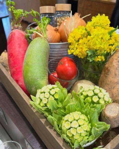 【菜单介绍】

蜂斗菜芽天妇罗
《抹布和味噌》

春天的味道：款冬嫩芽 🌱🌼
一大批货物刚刚到货！

早晚还是有点冷。
坐在餐桌旁都能感受到春天的气息！

其独特的苦味和香气能恰到好处地刺激胃肠道。
它有助于增进食欲，激活新陈代谢。

天妇罗当然很好吃。
我们最推荐的是洗碗巾和味噌！

它也可以用作蒸蔬菜（如白萝卜和菠菜）的蘸酱。
搭配鸡排也很好吃。
配上热腾腾的新鲜白米饭也很好吃。
享受它的方式有很多种😋🌿

款冬嫩芽的名称是
我听说全国各地有很多不同的方言。
显然，丰冈村的人们称它为“fukinto”。
菜单名称也按地区列出！

🥗蔬菜（🧑‍🌾生产者）
款冬芽（松下、福泽、林）

菜单会根据蔬菜的供应情况而变化。
第二天可能就无法供应新推出的菜品了。
请承认。

✼••┈••✼••┈┈••┈•✼••┈┈••✼••┈┈••✼••┈┈••✼
蔬菜齐全的厨房
丰冈村的新鲜蔬菜和水果
自助餐样式丰富
菜园自助餐厅
﹍﹍﹍﹍﹍﹍﹍﹍﹍
蔬菜齐全的厨房
﹉﹉﹉﹉﹉﹉﹉﹉﹉
我们是南信州唯一一家获得日本蔬菜侍酒师协会认证的商店。

@道之站南新州丰冈Marche
长野县下伊那郡丰冈村上根12410
☎️0265-48-8063

#蔬菜厨房
#蔬菜自助餐
#丰冈马尔凯路边站
#丰冈村
#日本蔬菜侍酒师协会认证店铺