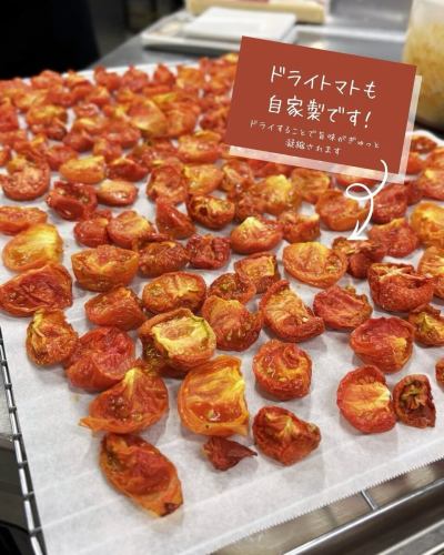 【菜單介紹】

義大利菜

來自豐岡村的西紅柿被切開並曬乾。
和米飯一起煮🍅🫒🌱

大量烹飪
Vegeful Kitchen 使用特製的商用烤箱，
用微波爐或烤箱在家就能自製曬乾的番茄。
你也可以做🍅✨

加入橄欖、白葡萄酒和月桂葉
一頓具有西式風味的特色餐點🇮🇹
調味料很簡單：鹽和少許清湯。

春日的番茄本身就很好吃。
它味道非常濃鬱，而且很美味。
把它製成番茄乾
它還能濃縮風味和營養成分。

如果喜歡，可以撒上帕瑪森起司。

🥗蔬菜（🧑‍🌾生產者）
番茄（春日同學）

菜單會根據蔬菜的供應情況而變化。
第二天菜單可能不再提供。
請承認。

✼••┈••✼••┈┈••┈•✼••┈┈••✼••┈┈••✼••┈┈••✼
蔬菜齊全的廚房
豐岡村的新鮮蔬菜和水果
自助餐樣式豐富
菜園自助餐廳
﹍﹍﹍﹍﹍﹍﹍﹍﹍
蔬菜齊全的廚房
﹉﹉﹉﹉﹉﹉﹉﹉﹉
我們是南信州唯一獲得日本蔬菜侍酒師協會認證的商店。

@道之站南新州豐岡Marche
長野縣下伊那郡豐岡村上根12410
☎️0265-48-8063

#蔬菜廚房
#蔬菜自助餐
#豐岡馬爾凱路邊站
#豐岡村
#日本蔬菜侍酒師協會認證店鋪