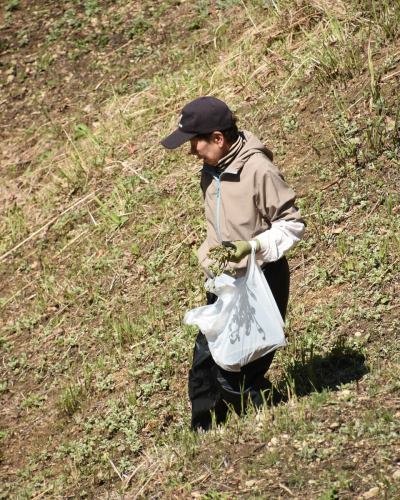 【豊丘村の農家さん紹介１】

ベジフルキッチンに春の恵みを届けてくれる、
生産者さんをご紹介します🌿

………………………………
👩‍🌾宮外さん
\わらび、タラの芽を出荷してくださっています/
………………………………

写真では伝わり切らないほどの急な斜面に、
4月上旬ごろニョキニョキと頭を出してくる『わらび』。
強靭な棘のある幹から芽吹く、『タラの芽』。
山の幸が手に入る時期になりましたね🌱

宮外さんは15歳まで過ごした実家を一度離れ、
約20年前にこの地へ戻ってきました。

元々あった畑は現在の1/10の規模からの
スタートだったそうです。
特にわらびはとても繊細で、雑草に負けやすい作物。
太くやわらかく育てるためには、
日々丁寧に手をかけることが欠かせません。

お家や畑の周りも毎日とても綺麗に管理されていて、
山菜が採れる時期は花が咲き誇っています🌸

山の寒暖差の中で育つことで、
ぐっと旨みが凝縮されるのがこの地域の特徴。

「自然に近い環境だからこそ生まれる、
春ならではの“濃い味わい”が魅力。
ぜひしっかり味わって食べていただきたい。」
そんな想いとともに、
今日も宮外さんは畑に向き合っています。

この季節だけの特別な美味しさ、
ぜひ感じてみてください✨

🌿農家さんのおすすめの食べかた
・わらびのおひたし
・竹の子とわらびの煮物
・タラの芽の天ぷら

✼••┈┈••✼••┈┈••✼••┈┈••✼••┈┈••✼ 
ベジフルキッチンは
 豊丘村の新鮮な野菜や果物が 
たっぷり取れるビュッフェスタイルの 
菜園ビュッフェレストラン 
﹍ ﹍ ﹍ ﹍ ﹍ ﹍ ﹍ ﹍ ﹍ 
ベジフルキッチン VEGE-FULL KITCHEN 
﹉ ﹉ ﹉ ﹉ ﹉ ﹉ ﹉ ﹉ ﹉ 
南信州唯一の日本野菜ソムリエ協会認定店です🥗

@道の駅南信州とよおかマルシェ 
長野県下伊那郡豊丘村神稲12410 
☎️0265-48-8063

#ベジフルキッチン
#野菜ビュッフェ
#道の駅とよおかマルシェ
#豊丘村
#日本野菜ソムリエ協会認定店