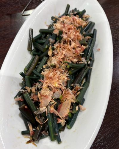 【豊丘村の農家さん紹介１】

ベジフルキッチンに春の恵みを届けてくれる、
生産者さんをご紹介します🌿

………………………………
👩‍🌾宮外さん
\わらび、タラの芽を出荷してくださっています/
………………………………

写真では伝わり切らないほどの急な斜面に、
4月上旬ごろニョキニョキと頭を出してくる『わらび』。
強靭な棘のある幹から芽吹く、『タラの芽』。
山の幸が手に入る時期になりましたね🌱

宮外さんは15歳まで過ごした実家を一度離れ、
約20年前にこの地へ戻ってきました。

元々あった畑は現在の1/10の規模からの
スタートだったそうです。
特にわらびはとても繊細で、雑草に負けやすい作物。
太くやわらかく育てるためには、
日々丁寧に手をかけることが欠かせません。

お家や畑の周りも毎日とても綺麗に管理されていて、
山菜が採れる時期は花が咲き誇っています🌸

山の寒暖差の中で育つことで、
ぐっと旨みが凝縮されるのがこの地域の特徴。

「自然に近い環境だからこそ生まれる、
春ならではの“濃い味わい”が魅力。
ぜひしっかり味わって食べていただきたい。」
そんな想いとともに、
今日も宮外さんは畑に向き合っています。

この季節だけの特別な美味しさ、
ぜひ感じてみてください✨

🌿農家さんのおすすめの食べかた
・わらびのおひたし
・竹の子とわらびの煮物
・タラの芽の天ぷら

✼••┈┈••✼••┈┈••✼••┈┈••✼••┈┈••✼ 
ベジフルキッチンは
 豊丘村の新鮮な野菜や果物が 
たっぷり取れるビュッフェスタイルの 
菜園ビュッフェレストラン 
﹍ ﹍ ﹍ ﹍ ﹍ ﹍ ﹍ ﹍ ﹍ 
ベジフルキッチン VEGE-FULL KITCHEN 
﹉ ﹉ ﹉ ﹉ ﹉ ﹉ ﹉ ﹉ ﹉ 
南信州唯一の日本野菜ソムリエ協会認定店です🥗

@道の駅南信州とよおかマルシェ 
長野県下伊那郡豊丘村神稲12410 
☎️0265-48-8063

#ベジフルキッチン
#野菜ビュッフェ
#道の駅とよおかマルシェ
#豊丘村
#日本野菜ソムリエ協会認定店