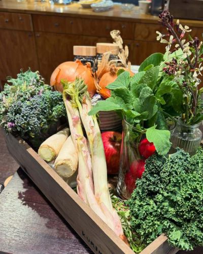 【メニュー紹介】

『うどの酢味噌和え』
『うどのきんぴら』

春の山菜、うど　入荷しました🌸
香りとシャキシャキとした食感が特徴です♪

農家さんから仕入れたての"うど"は
あく抜きが要らないほど甘味たっぷり瑞々しいです😊
時間が経つほどアクが出てきてしまうので、
調理の前には酢水にさらし
アク抜きをすることで
独特の苦味を和らげおいしく召し上がれます！

軸の柔らかい部分は酢味噌和えに、
皮は細かくしてきんぴらにすることで
無駄なく、食感にもバリエーションが出て
楽しみ方も増えますよ❣️

春の味、ぜひご賞味ください🌸

🥗野菜（🧑‍🌾生産者）
うど（田島さん）

※野菜に合わせてメニューは変わるため、
ご紹介したメニューが翌日は無い可能性もございます。
ご了承くださいませ。

✼••┈┈••✼••┈┈••✼••┈┈••✼••┈┈••✼ 
ベジフルキッチンは
 豊丘村の新鮮な野菜や果物が 
たっぷり取れるビュッフェスタイルの 
菜園ビュッフェレストラン 
﹍ ﹍ ﹍ ﹍ ﹍ ﹍ ﹍ ﹍ ﹍ 
ベジフルキッチン VEGE-FULL KITCHEN 
﹉ ﹉ ﹉ ﹉ ﹉ ﹉ ﹉ ﹉ ﹉ 
南信州唯一の日本野菜ソムリエ協会認定店です🥗

@道の駅南信州とよおかマルシェ 
長野県下伊那郡豊丘村神稲12410 
☎️0265-48-8063

#ベジフルキッチン
#野菜ビュッフェ
#道の駅とよおかマルシェ
#豊丘村
#日本野菜ソムリエ協会認定店