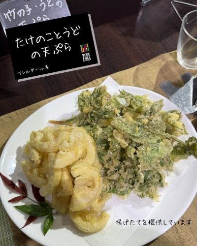 【メニュー紹介】

『たけのこご飯』
『たけのこのグリル』
『たけのことうどの天ぷら』

今が旬の　たけのこ　入荷しました！

たけのこは生のままで置いておくと、
時間の経過とともにえぐ味がましてしまうので、
仕入れたらすぐに下処理をしたり、
生産者さんがアク抜きしてくださったものを提供しています！

食物繊維とカリウムが豊富で、便秘解消やむくみ、
高血圧の予防に効果的な野菜です👍
また、チロシンによる脳の活性化も期待されています✨

ベジフルキッチンの中でもたけのこご飯は人気メニューです。
また素材の味を楽しめるグリルが食べられるのは旬の今だけ！となっております🍴
他にも、天ぷらやお吸い物、炒め物など様々なメニューでたけのこを楽しめます😋

🥗野菜（🧑‍🌾生産者さん）
たけのこ（川野さん、田島さん、林さん、元島さん）

※野菜に合わせてメニューは変わるため、
ご紹介したメニューが翌日には無い可能性もございます。
ご了承くださいませ。

✼••┈┈••✼••┈┈••✼••┈┈••✼••┈┈••✼ 
ベジフルキッチンは
 豊丘村の新鮮な野菜や果物が 
たっぷり取れるビュッフェスタイルの 
菜園ビュッフェレストラン 
﹍ ﹍ ﹍ ﹍ ﹍ ﹍ ﹍ ﹍ ﹍ 
ベジフルキッチン VEGE-FULL KITCHEN 
﹉ ﹉ ﹉ ﹉ ﹉ ﹉ ﹉ ﹉ ﹉ 
南信州唯一の日本野菜ソムリエ協会認定店です🥗

@道の駅南信州とよおかマルシェ 
長野県下伊那郡豊丘村神稲12410 
☎️0265-48-8063

#ベジフルキッチン
#野菜ビュッフェ
#道の駅とよおかマルシェ
#豊丘村
#日本野菜ソムリエ協会認定店