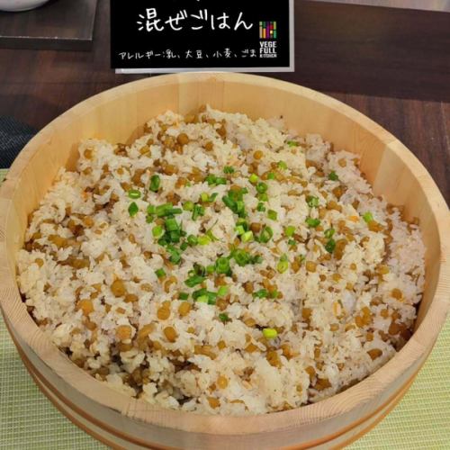 【菜单介绍】
"Fuki Namul"
“漂白的蜂斗菜”
“米饭拌蜂斗菜”
我们有新鲜的款冬现货,它的产季从春季一直持续到初夏!☀️
款冬(毛茛)的特点是口感爽脆,由于含有多酚,所以味道独特而苦涩。
蜂斗菜主要有三个品种,但我们餐厅供应的是“早熟”品种和“水催熟”品种。🌱
因为新鲜的款冬味道很苦,所以正确的处理方法至关重要。
食用前,必须通过“用盐揉搓”或“煮沸后用冷水冲洗”等方法去除苦味。这多出来的一步能更好地衬托出美丽的绿色和质感✨
它的特点是热量非常低,钙和磷的比例也很均衡,因此很容易被人体吸收。
什锦饭在餐馆里很受欢迎!
将预先处理过的款冬切碎,与糖、清酒、味醂和酱油一起翻炒,然后与白高汤混合后即可食用。
🥗蔬菜(👩🌾生产者)
Fuki(壬生、武田、片桐)
菜单会根据蔬菜的供应情况而变化。
第二天可能就无法供应新推出的菜品了。
请承认。
✼••┈••✼••┈┈••┈•✼••┈┈••✼••┈┈••✼••┈┈••✼
蔬菜齐全的厨房
丰冈村的新鲜蔬菜和水果
自助餐样式丰富
菜园自助餐厅
﹍﹍﹍﹍﹍﹍﹍﹍﹍
蔬菜齐全的厨房
﹉﹉﹉﹉﹉﹉﹉﹉﹉
我们是南信州唯一一家获得日本蔬菜侍酒师协会认证的商店。
@道之站南新州丰冈Marche
长野县下伊那郡丰冈村上根12410
☎️0265-48-8063
#蔬菜厨房
#蔬菜自助餐
#丰冈马尔凯路边站
#丰冈村
#日本蔬菜侍酒师协会认证店铺