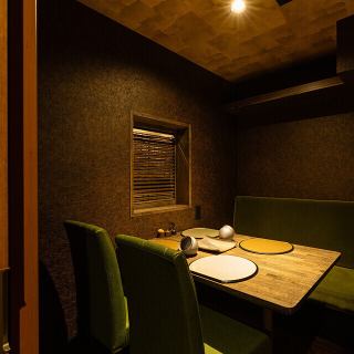 【飲み会利用に】店内は黒を基調としたシックな雰囲気。落ち着いた雰囲気でゆっくりと串カツをお楽しみいただけます。