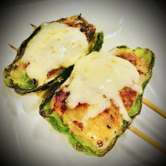 肉詰めピーマン串炙りチーズ