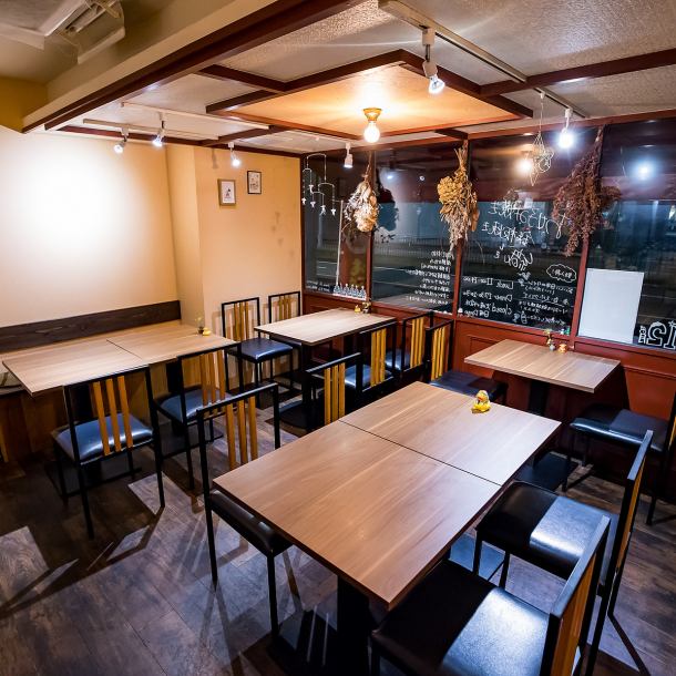 店内はフローリングの床が温かみを感じさせる、落ち着いた雰囲気です。オシャレで洗練された空間は、デートや女子会、大切な方とのお食事にぴったり◎全面禁煙となっておりますので、タバコの煙やにおいを気にすることなく、お好み焼きの香ばしい香りと素材の味を存分に楽しんでいただけます。