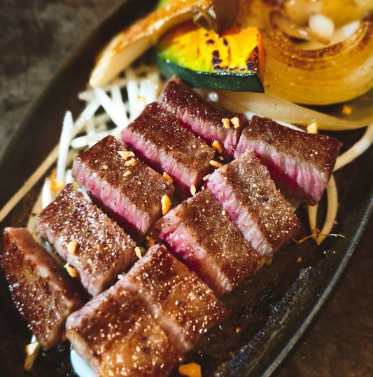 【希少部位使用！黒毛和牛ステーキ】 鉄板で焼き上げる、シンプルに旨い一皿