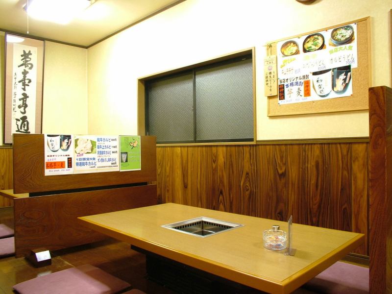 テーブル中央の枠に七厘を入れて、炭火焼肉を楽しみます。