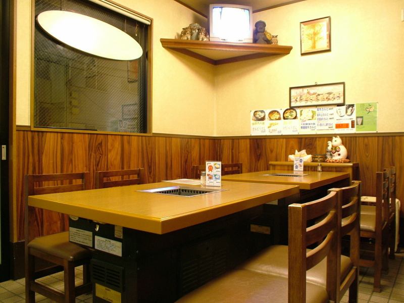 4名様がご利用できるテーブル席は2卓◎仕事終わりに立ち寄られた方々のご飲食をはじめ、ご友人同士の飲み会や女子会など、幅広く使えるお席です♪立ちあがりやすいテーブル席は、車椅子を利用される方にも大変喜ばれております！その際はご予約いただくか、店舗スタッフまで気軽にお声がけください◎