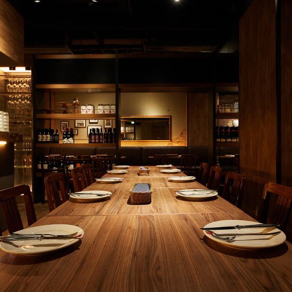 【JR大宮駅西口徒歩1分】地下1階のスタイリッシュな店内は雰囲気もよく、貸切パーティーも大好評です！各種ご宴会・企業様の会食・ウェディングの二次会などにもご利用いただけます♪ぜひご相談下さい！（貸し切り　35名様～50名様）