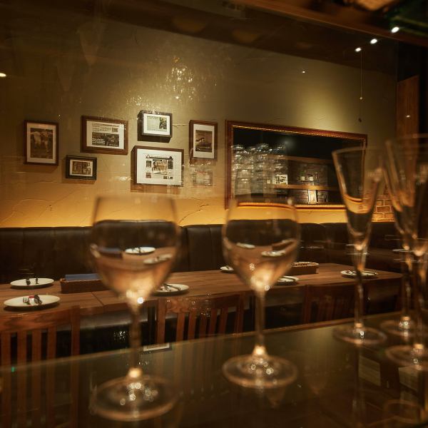 お洒落でダウンライトに包まれた居心地の良い店内は女子会・デートに人気♪イタリア気分を味わえる店内でプチ贅沢なひとときを☆駅近でアクセス抜群につき、デートのディナーやお買い物帰りにもおすすめです♪　（4名様～20名様まで）