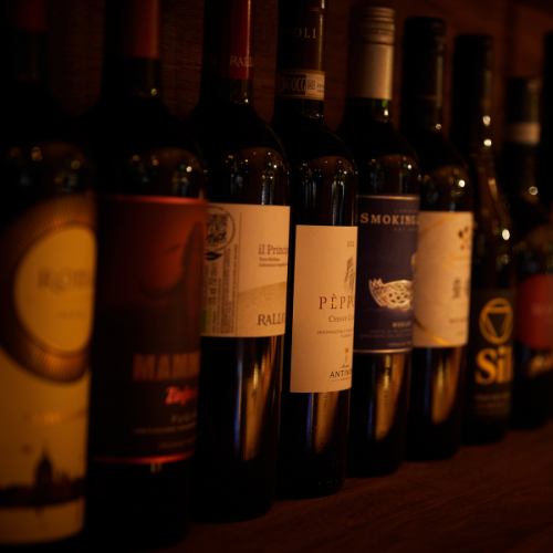 店内はワインボトルがずらりと並ぶスタイリッシュな空間