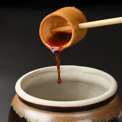 八丁味噌ベースと醤油ベース、2種類の自家製タレでお肉の魅力を引き立てる当店では、味はもちろん空間作りにもこだわっています◎落ち着いた照明が照らす店内は、日常の喧騒を忘れて食事に没頭できる大人の隠れ家のような雰囲気です♪広々とした座敷の席も完備しており、何度でも通いたくなる居心地の良さが自慢です◎