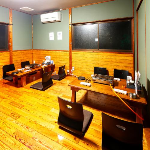 当店の座敷は、宴会や女子会、飲み会に最適なスペースです。仕事終わりに仲間とリラックスしながら、美味しい料理とお酒を楽しむことができます。プライベート感を大切にした落ち着いた雰囲気の中で、楽しい会話や笑い声が響くひとときをお過ごしください。大切な人たちとの特別な時間をぜひ当店の座敷でお楽しみください！