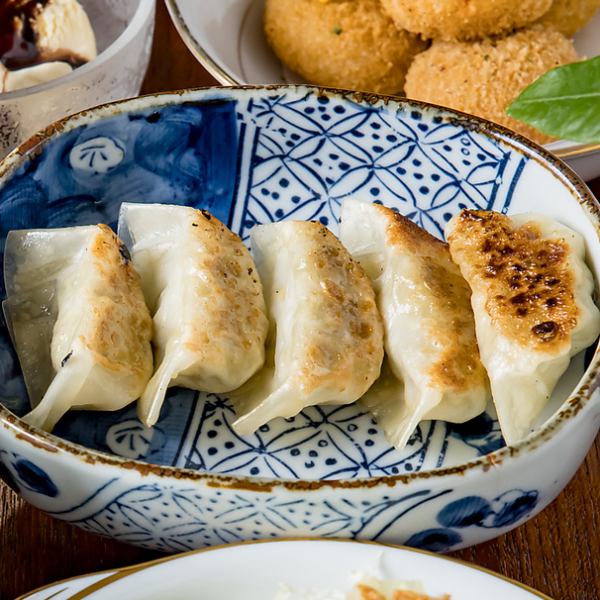 セロリの風味でさっぱりと！店主が包む絶品餃子