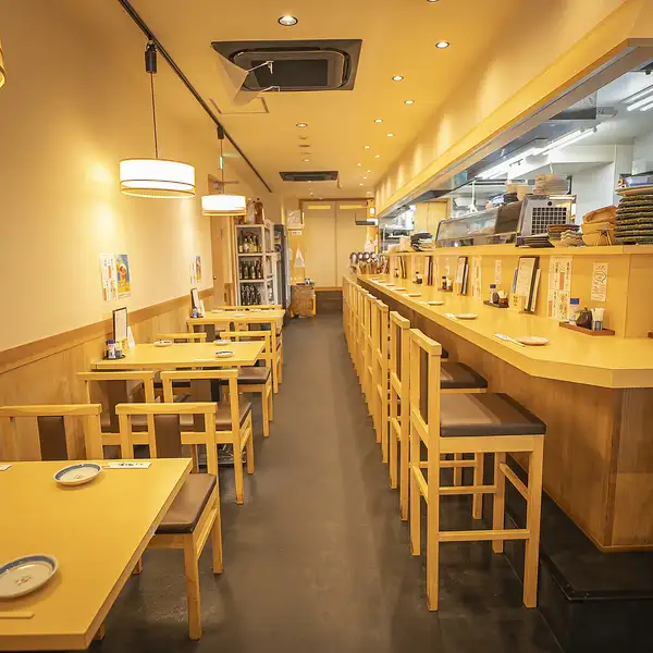 総席数72席の広々とした店内は、宴会や大人数での集まりにぴったり。掘りごたつ席やテーブル席を完備し、ゆったりとくつろげる空間をご用意しています。貸切利用も可能で、プライベート感を大切にした宴会を実現できます。