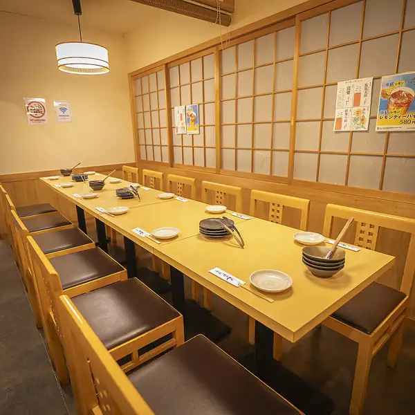 和の趣を感じる落ち着いた店内は、木の温もりを活かしたインテリアで統一。ゆったりとした空間で、食事を楽しむ時間をより特別なものに演出します。お祝い対応も可能で、記念日や特別な日の利用にもおすすめです。カウンターや座敷、掘りごたつ席を完備し、シーンに合わせて席を選べます。