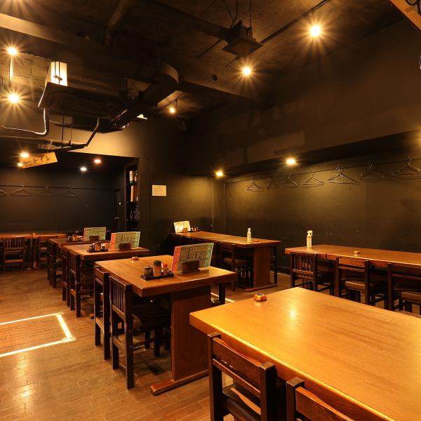 テーブル席はお二人から大人数様のご宴会まで幅広い用途でご利用頂いています。映像も流せる広々とした15名様からの個室も御用意、店舗貸切では最大70名様までのご宴会も可能です。ゆっくりお酒とお食事を楽しんでいただけます!