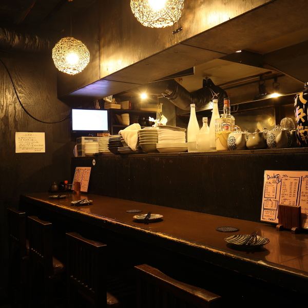 落ち着けるカウンター席は、2人で来たときにオススメです。カウンター席とテーブルカウンターを御用意しています。お席のご希望がございましたらお声がけ、お問い合わせください!
