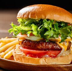 ランチタイムに人気のハンバーガーが当店のおすすめです！