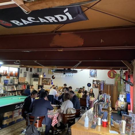 海外チックの雰囲気のある店内となっています！ビリヤード台などもご用意しており遊び心のある空間でボリューム満点のラテン料理とお酒を心行くまでお召し上がりください！また飲み放題もご用意しているので宴会や飲み会でご利用ください！