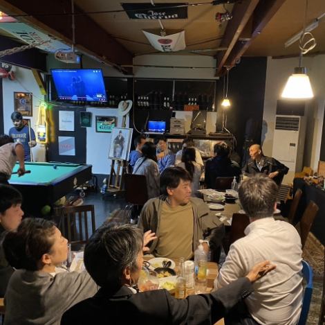 当店は6名掛けのテーブルが５つあり、テーブルを連結することで大人数でのご利用も可能となっています！カウンター席も10席ご用意しています。貸切利用は最小20人から最大40人まで対応可能となっています！ぜひ、様々な用途で当店をご利用ください♪
