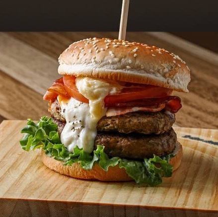 ボリューム満点で食べ応え抜群のハンバーガー