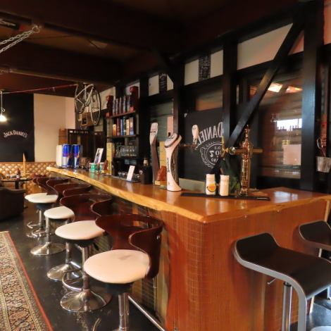 当店は6名掛けのテーブルが５つあり、テーブルを連結することで大人数でのご利用も可能となっています！カウンター席も10席ご用意しています。貸切利用は最小20人から最大40人まで対応可能となっています！ぜひ、様々な用途で当店をご利用ください♪