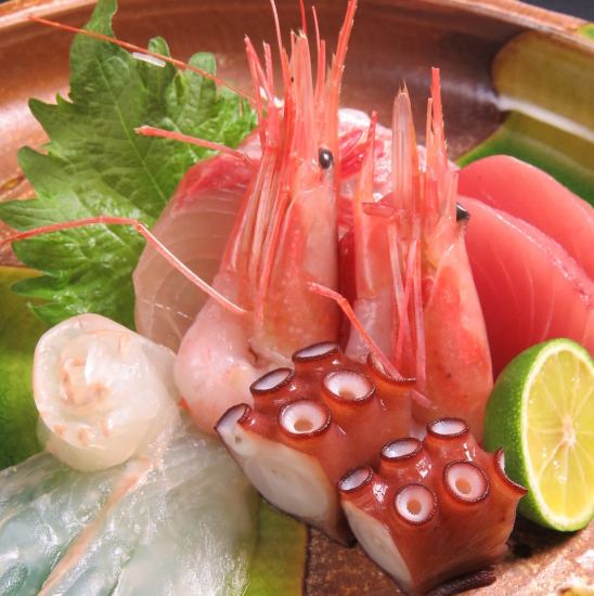 Assorted sashimi using seasonal seafood.Many kinds such as three kinds and five kinds are available!