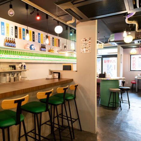 ≪松江駅すぐで気軽に韓国気分♪≫一歩足を踏み入れると、そこはまるで韓国の屋台にタイムスリップしたかのよう！店内はカラフルなドラム缶テーブルが並び、ネオンの看板やポップな装飾が、活気あふれる韓国のストリートを再現しています♪本場さながらの賑やかな雰囲気の中で、心ゆくまで韓国気分を満喫してください！