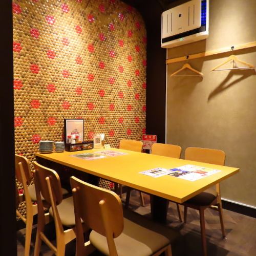 <p>雰囲気抜群な完全個室席♪会社宴会や友人同士の飲み会にも最適〇お店選びに迷ったら海鮮居酒屋てっちゃんで！</p>