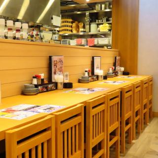 レトロだけどモダンな店内カウンター席でサク飲みはいかがですか?飲み放題は30分からご利用いただけます!