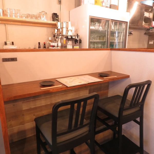 The wood-based interior is a clean and stylish space!The spacious counter seats are very popular for 2 people on a date.Of course, single people are also welcome!You can have a relaxing time☆