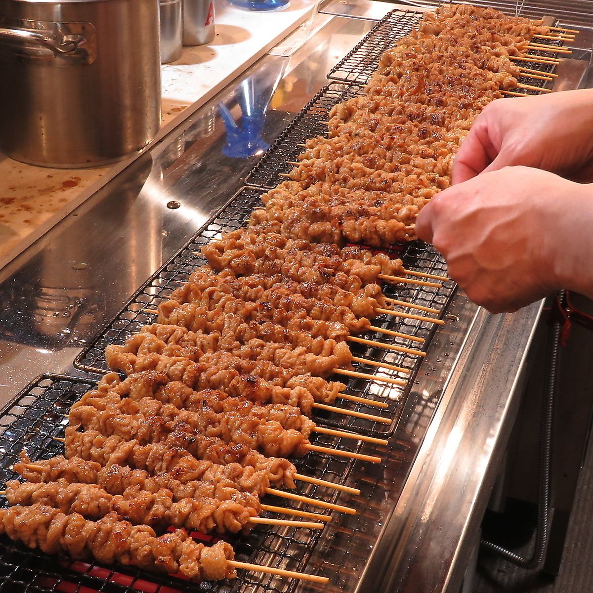 可以品嚐到精通烤雞肉串的店主精心烤製的美味烤雞肉串。