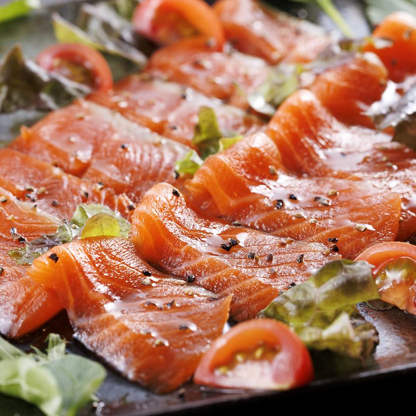 We mainly serve local ingredients such as Hachimantai Salmon Carpaccio!